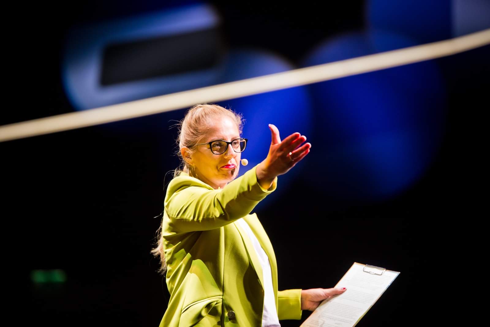 Joanna Małecka prowadzi konferencję biznesową jako konferansjerka